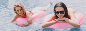 boldog barna és szőke lány a szemüveg úszás rózsaszín medence csövek a medencében, panoráma lövés