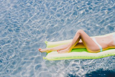 havuzda yüzen kadın kırpma görünümü yüzme havuzunda yüzen