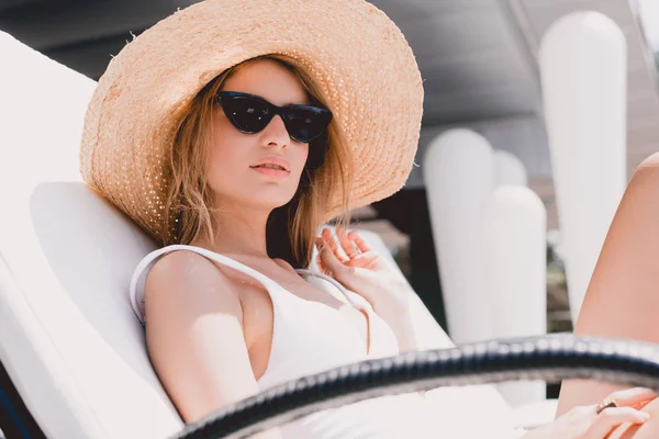 Όμορφη Ξανθιά Γυναίκα Ψάθινο Καπέλο Και Γυαλιά Ηλίου Ηλιοθεραπεία Ξαπλώστρες — Φωτογραφία Αρχείου