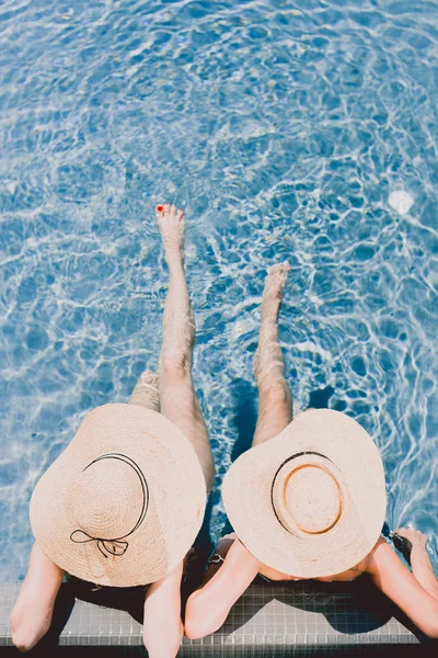 Top View Two Women Straw Hats Relaxing Swimming Pool — Stock Photo, Image