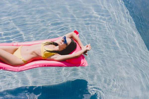 Sexy Happy Brunette Woman Swimming Pink Pool Float Clear Water — Stock Photo, Image