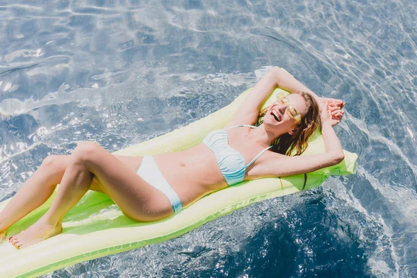 Stropní Pohled Mokré Šťastné Blondýnku Plavání Zeleném Bazénu Plovoucí Bazénu — Stock fotografie