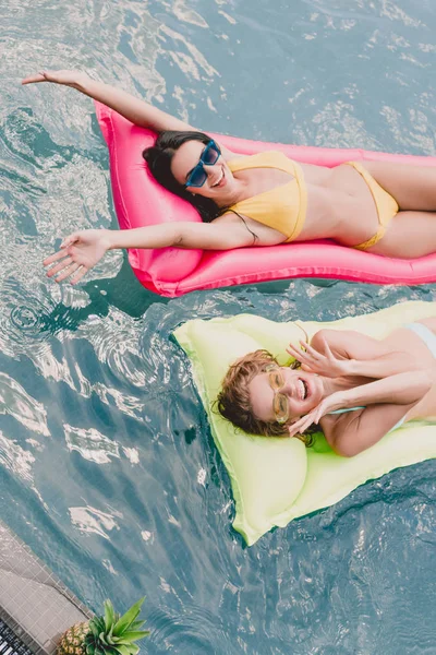Overhead View Excited Brunette Blonde Girls Lying Pool Floats Swimming — Stock Photo, Image