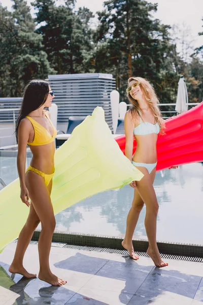 Mutlu Sarışın Esmer Seksi Kızlar Mayo Güneş Gözlüğü Şişme Havuz — Stok fotoğraf