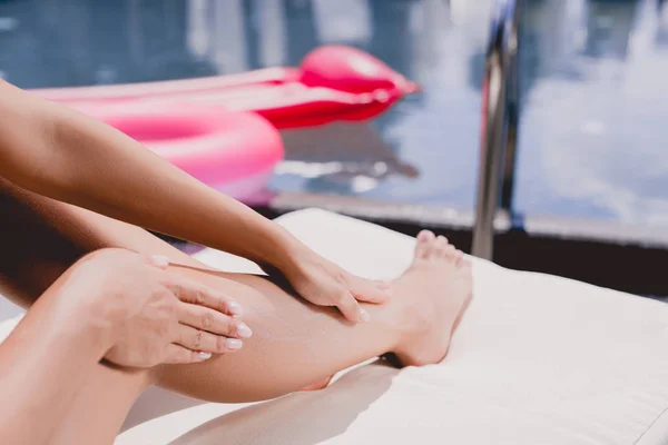 Teilansicht Einer Frau Die Sich Beim Sonnenbaden Der Nähe Eines — Stockfoto