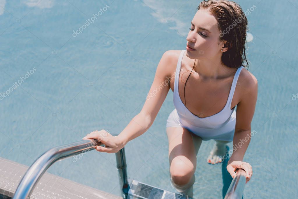 Мокрая сексуальная девка у бассейна