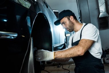 araba servisinde otomobil tamir araba tamirciseçici odak 