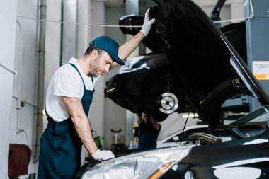 araba motoru bakarak eldiven sakallı araba tamirciseçici odak 