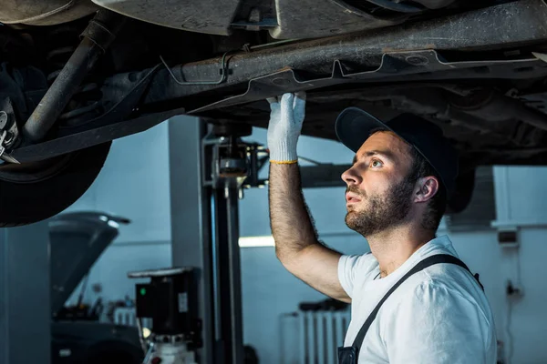 Bearded Car Mechanic Cap Repairing Automobile Car Service — Stock Photo, Image