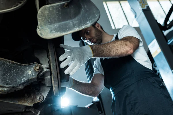 Låg Vinkel Bild Auto Mechanic Locket Och Handskar Reparera Bil — Stockfoto