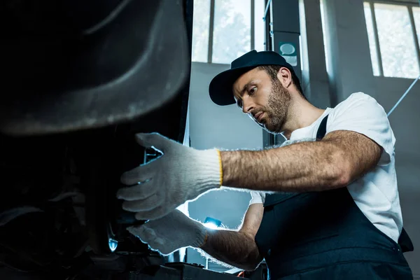 Foco Selectivo Del Mecánico Auto Guapo Que Trabaja Servicio Del —  Fotos de Stock