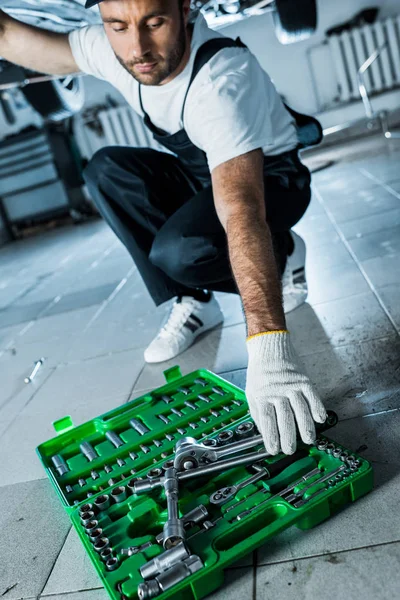 Selective Focus Auto Mechanic Taking Metallic Tool Toolbox — Stock Photo, Image