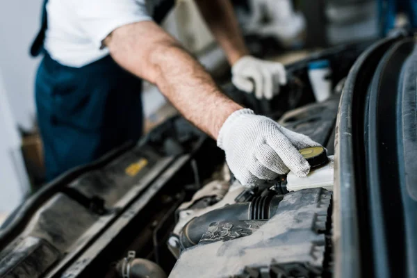 Vista Recortada Coche Mecánico Tocando Tapa Botella Automóvil — Foto de Stock