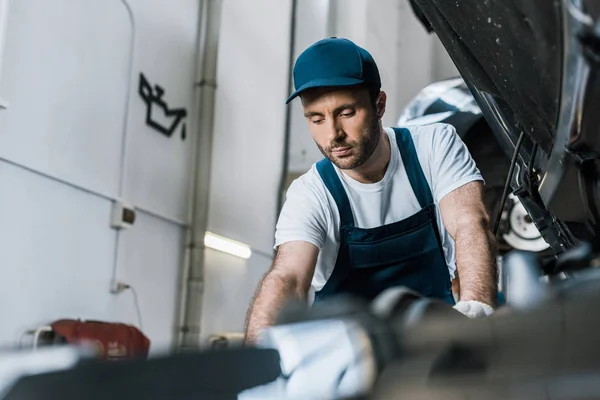 Selective Focus Handsome Car Mechanic Fixing Car — Stock Photo, Image