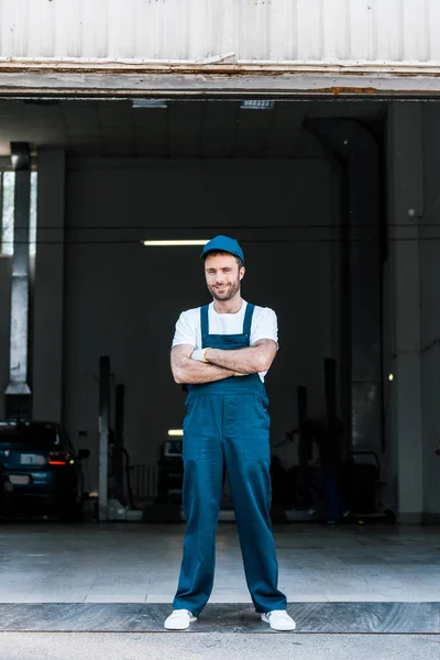 Snygg Skäggiga Bilmekaniker Stående Med Korsade Armar — Stockfoto