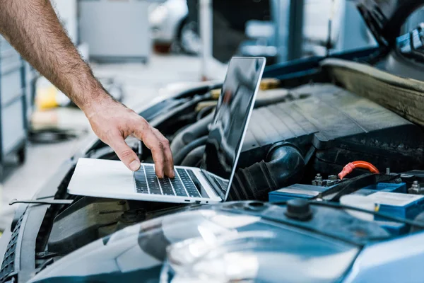 Przycięte Widok Auto Mechanik Pomocą Laptopa Pustym Ekranie Pobliżu Samochodu Obrazy Stockowe bez tantiem