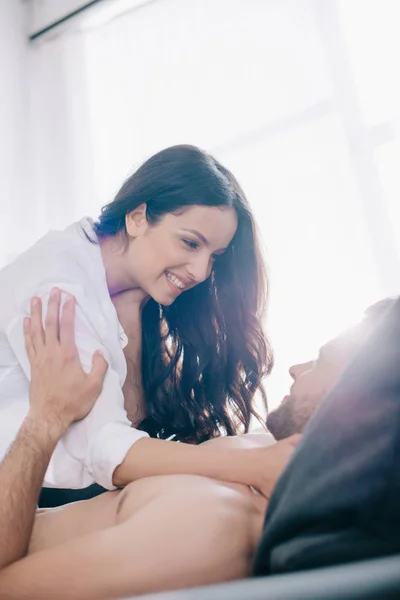 Mujer Atractiva Morena Camisa Abrazándose Con Hombre Sin Camisa — Foto de Stock