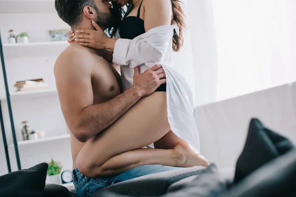 Corte Vista Homem Sem Camisa Abraçando Beijando Com Mulher Sexy — Fotografia de Stock