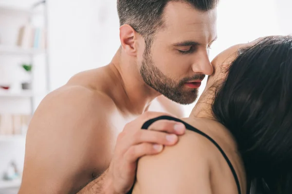 Shirtless Handsome Man Kissing Brunette Sexy Woman — Stock Photo, Image