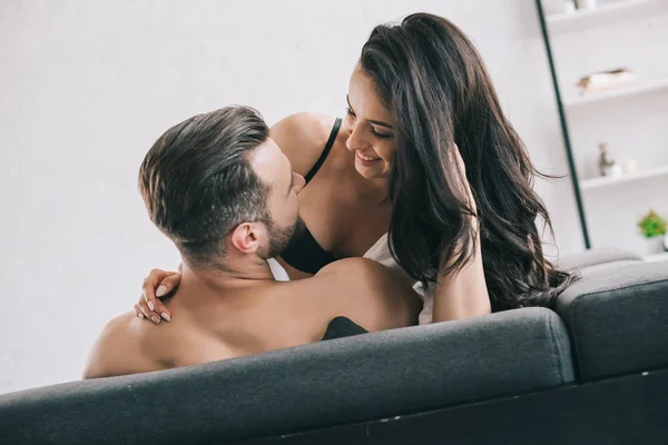 Sexy Uomo Abbracciare Con Bruna Sorridente Donna Reggiseno — Foto Stock