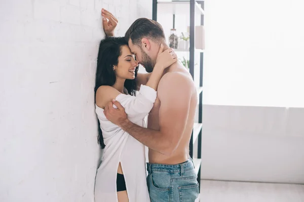 Homme Sexy Étreignant Embrassant Avec Brune Femme Souriante Près Mur — Photo