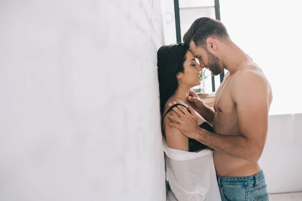 Vista Lateral Homem Sexy Abraçando Beijando Com Morena Mulher Apaixonada — Fotografia de Stock