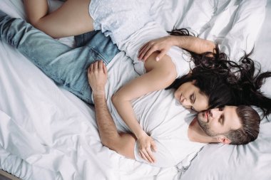 kapalı gözleri sarılmak ve uyku ile çekici kadın ve adam üst görünümü 