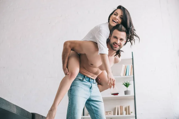 Knappe Man Jeans Lachende Vrouw Shirt Spelen Kijken Naar Camera — Stockfoto