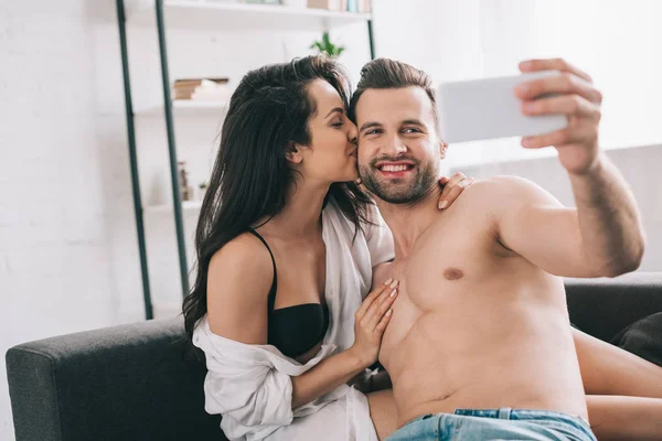 Hombre Guapo Mujer Sexy Camisa Sujetador Besando Tomando Selfie —  Fotos de Stock