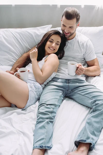 Atractiva Morena Mujer Hombre Acostado Cama Abrazos —  Fotos de Stock