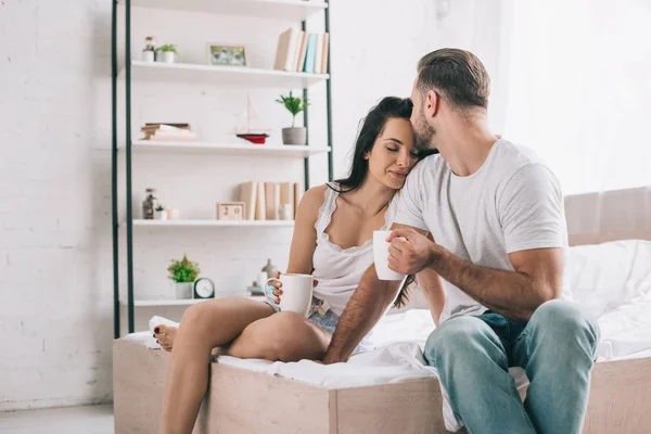 Man Shirt Holding Cup Och Kysser Attraktiv Och Sexig Kvinna — Stockfoto