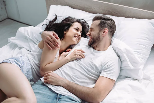Atraente Morena Mulher Homem Sorrindo Deitado Cama Abraçando — Fotografia de Stock