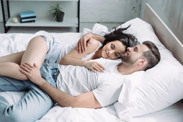 Attractive Brunette Woman Man Closed Eyes Hugging Sleeping — Stock Photo, Image