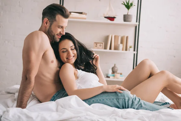 Atractiva Mujer Con Los Ojos Cerrados Hombre Guapo Sonriendo Dormitorio — Foto de Stock