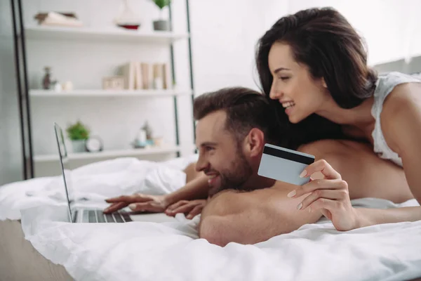 노트북을 사용하여 카드와 남자를 아름다운 — 스톡 사진