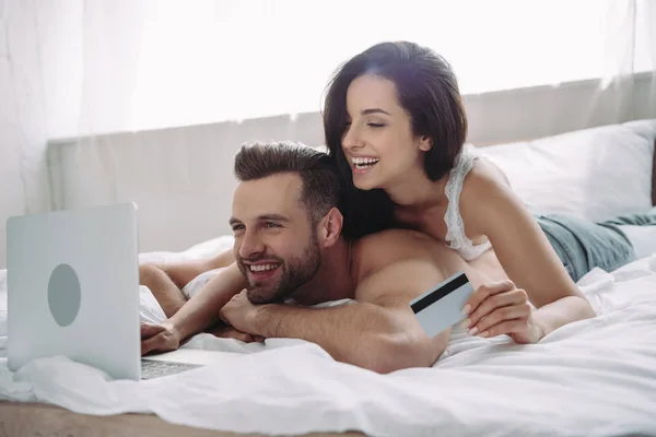 Mulher Bonita Sorridente Segurando Cartão Crédito Homem Bonito Usando Laptop — Fotografia de Stock
