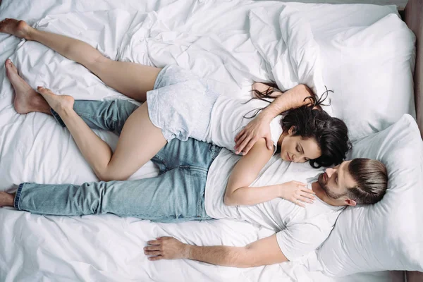 Pelukan Kamar Tidur Stok Foto Pelukan Kamar Tidur Gambar Bebas Royalti Depositphotos