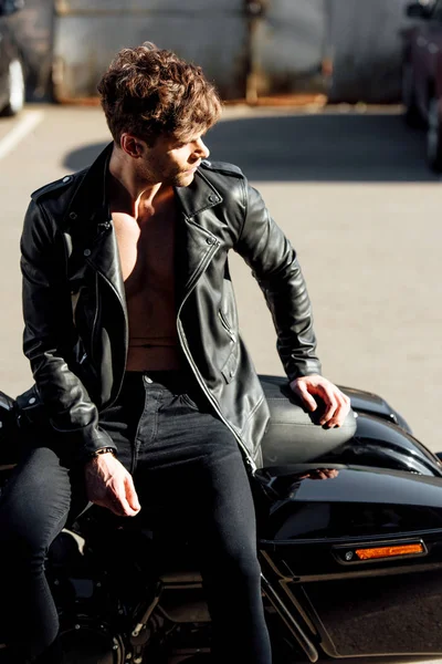 Jovem Motociclista Sentado Moto Olhando Para Longe — Fotografia de Stock