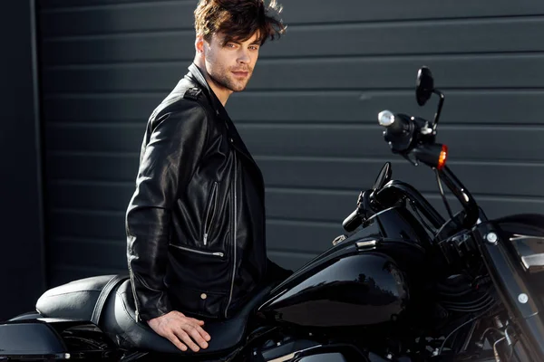 Joven Guapo Chaqueta Cuero Sentado Motocicleta Negro — Foto de Stock