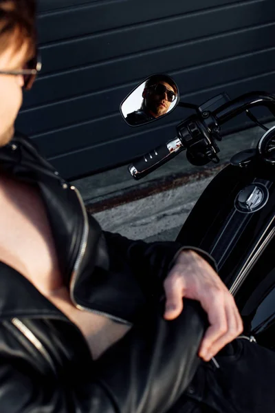 Foco Seletivo Reflexão Jovem Olhando Para Espelho Enquanto Sentado Motocicleta — Fotografia de Stock
