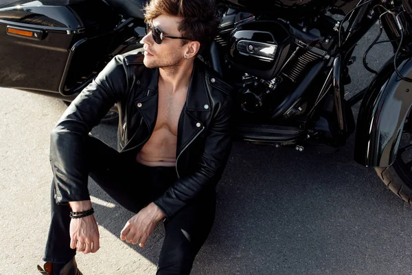 Shirtless Jonge Man Zittend Grond Buurt Van Zwarte Motorfiets — Stockfoto