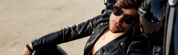 Panoramic Shot Young Man Leaning Motorcycle While Sitting Ground — Stock Photo, Image