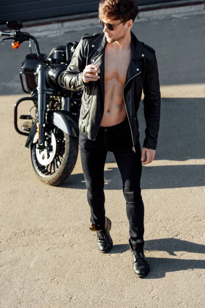 Full Length View Young Man Muscular Torso Leather Jacket Looking — Stock Photo, Image