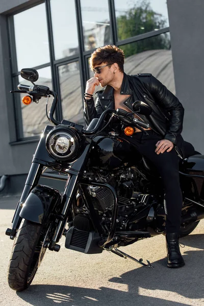 Przystojny Mężczyzna Okulary Przeciwsłoneczne Wszystko Czarne Ubrania Siedzi Motocyklu Patrząc — Zdjęcie stockowe