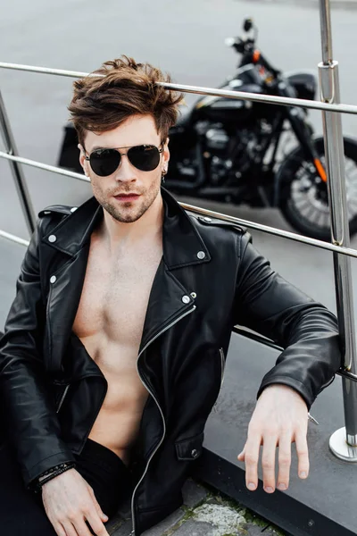 Full Length View Shirtless Motorcyclist Standing Motorcycle Looking Away — Stock Photo, Image