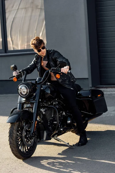 Full Length View Motorcyclist Black Leather Jacket Sunglasses Sitting Motorcycle — Stock Photo, Image