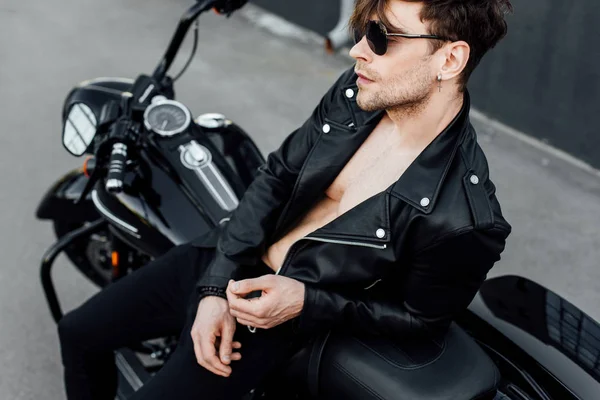 Handsome Motorcyclist Naked Torso Leaning Motorcycle — Stock Photo, Image