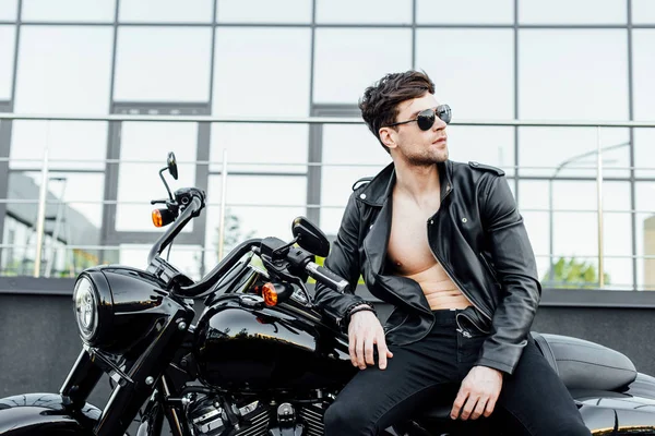 Shirtless Young Man Muscular Torso Sitting Motorcycle Looking Away — Stock Photo, Image