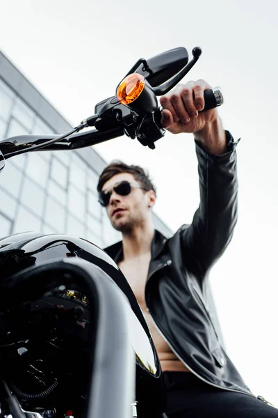 Вибірковий Фокус Ручки Помаранчевим Фари Чоловік Сидить Мотоциклі — стокове фото