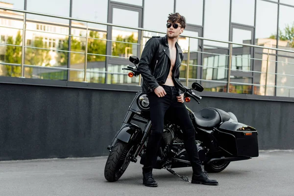 Full Length View Shirtless Motorcyclist Standing Motorcycle — Stock Photo, Image